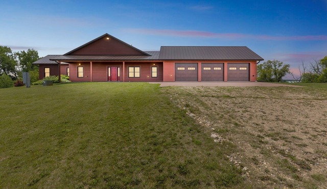 4BR Lakefront | Fishing, Dogs OK | Devils Lake