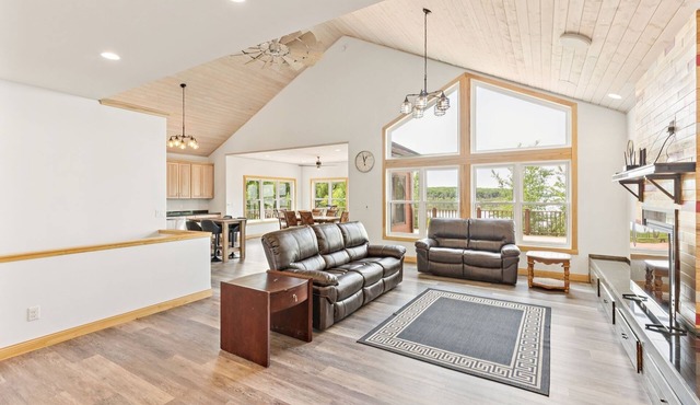 4BR Lakefront Fishing, Dogs OK Devils Lake