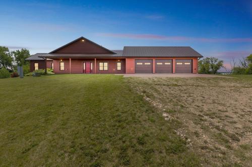 4BR Lakefront - Fishing, Dogs OK - Devils Lake