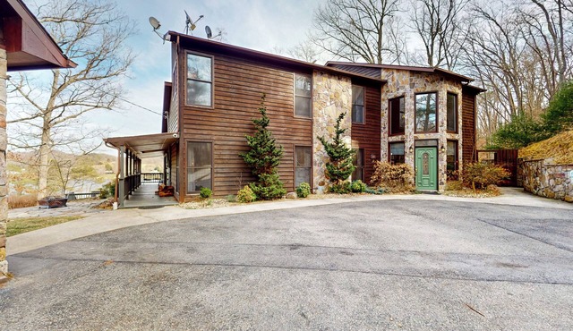 4BR Lakefront Home w/Dock, Views & Game Room