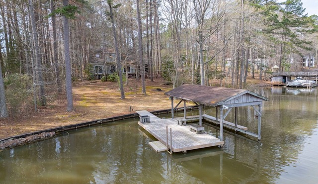 4BR Lakefront House, Dock, Kayaks, Paddle Boards, Pet Friendly