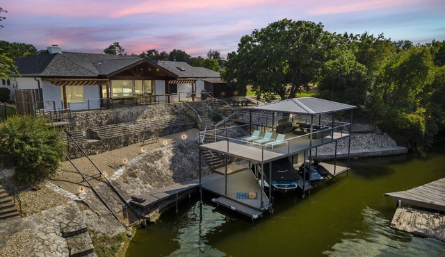 4BR Lakefront Luxury Home, Private Dock & Fire Pit