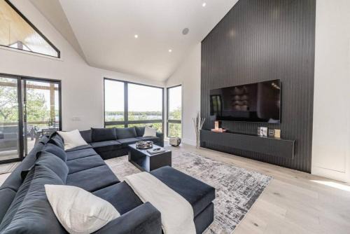 4BR Lakeview Muskoka Cozy Cottage with Kayak, Sauna, Firepit & More