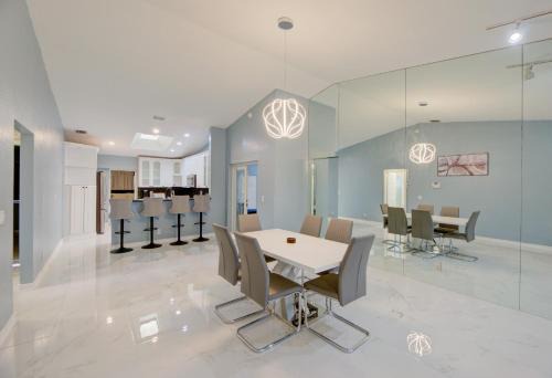 4BR Lakeview vacation home with 5beds, sleeps 10, Game Room, Mins to Sawgrass Mills