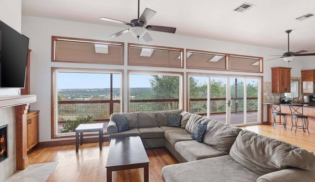4br Leander Retreat With Hot Tub & Views 4 Bedroom Home