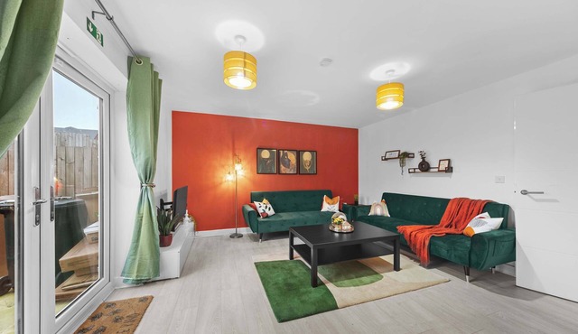 4BR Leeds Home Perfect for Long Stays Free Parking