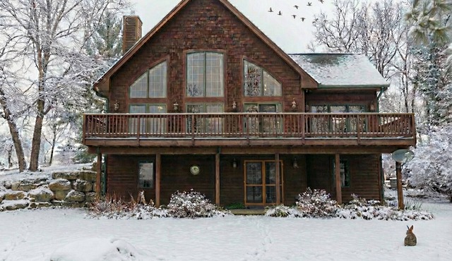 4BR Lodge Near Lake Geneva - Minutes to Skiing, Sauna, Fireplace & 3 Acres