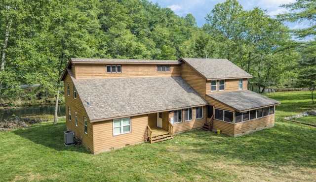 4BR Lodge on Wolf Creek | 12 Private Acres | Fishing | Hiking | Hokie Weekends