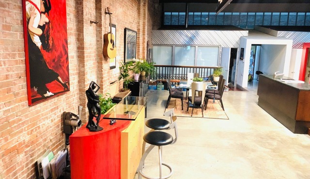 4BR Loft Home: 6 car ‘bat cave’ parking 5,000ft2, 15' ceilings, 20min to US Open