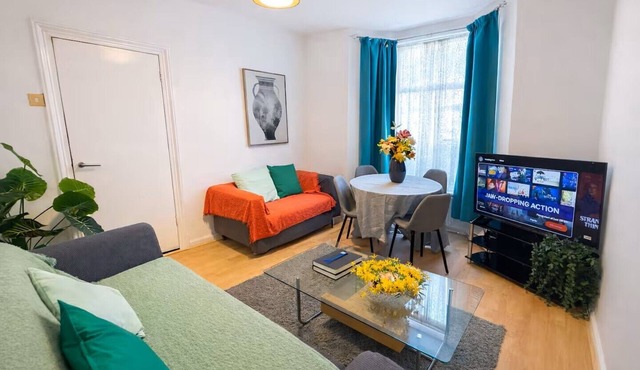4BR London Home | Sleeps 18 | Garden & BBQ