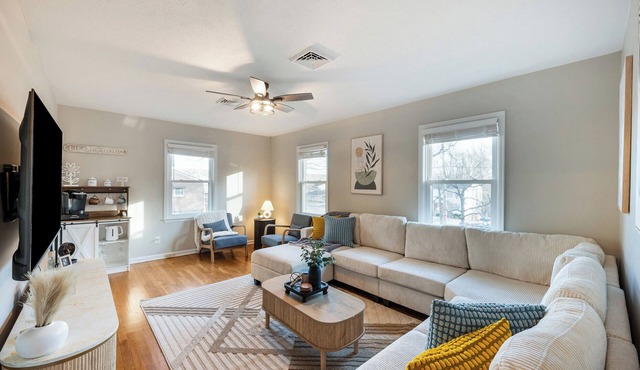 4BR LU Getaway! 4 Min to LU Hot Tub Game Room