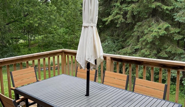 4BR Luxury cottage on 5 acres in King City W/hot tub, sauna, fire pit &pond.