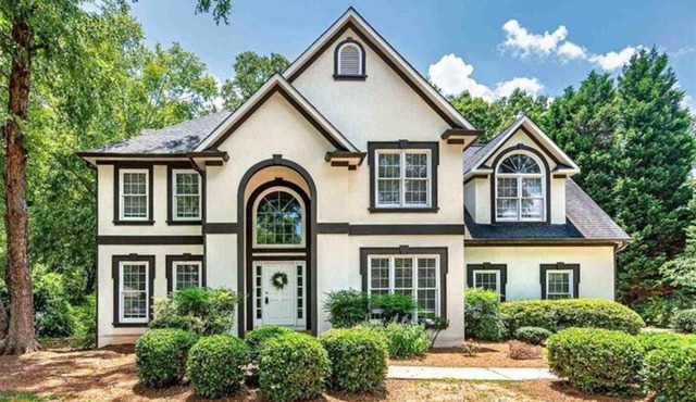 4BR Luxury Estate On The Green w/ Deck & Parking