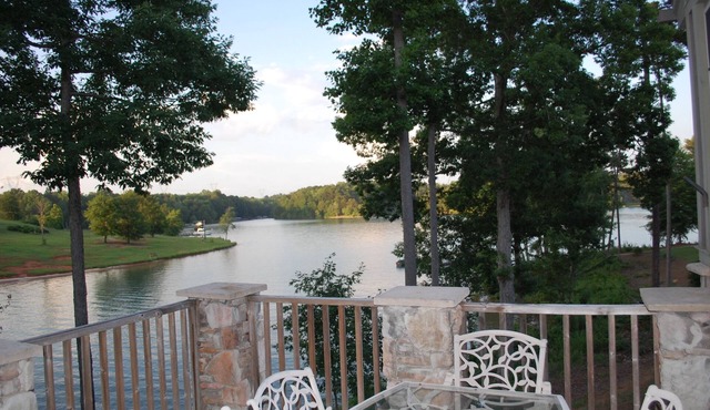4BR Luxury Lakefront, big view, Private boatslip, pool table, 15 min Clemson!