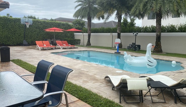 4BR Luxury Pool Home in Miami Lakes - Fully Equipped for Long Stays