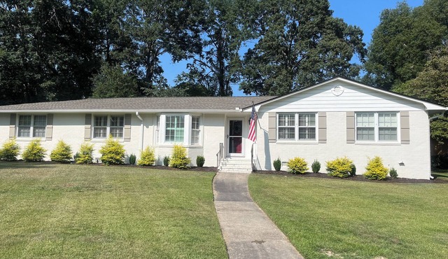 4BR Masters Rental~2.5 miles to ANGC~Private Yard~Close to Dining & Attractions