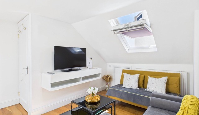 4BR Modern Family House- Piccadilly Line - Sleeps 9-Near Wood Green Tube