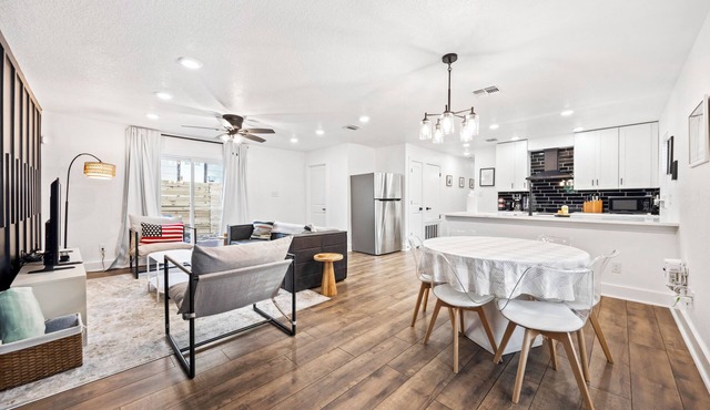 4BR Modern Getaway by Lackland & SeaWorld - Pet Friendly