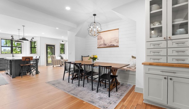 4BR Modern Home, Hot Tub, Fire Table & Family Room