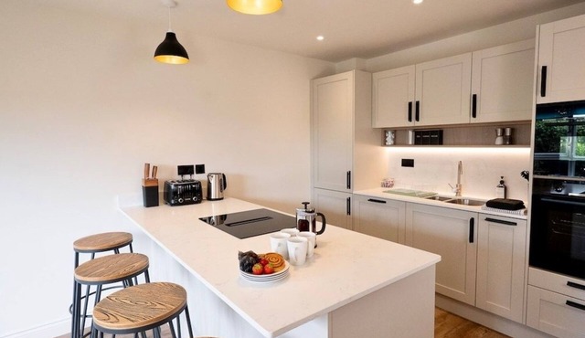 4BR Modern Home Near New Forest