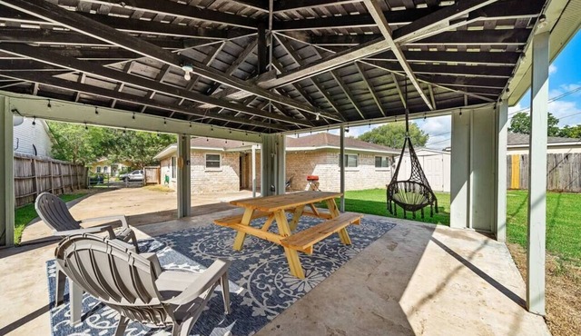 4BR Modern Houston Home w/Huge Fenced Yard & Pat