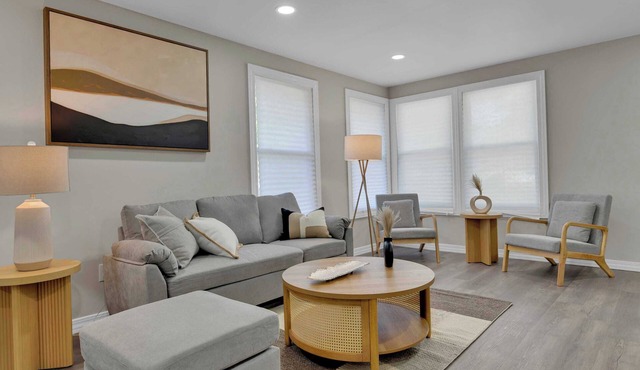 4BR Montrose Meadow Retreat｜Laundry Room｜Private Backyard｜High speed Wifi #42078