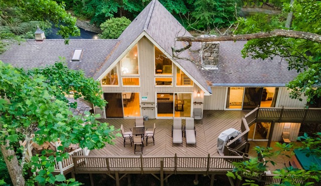 4BR Mountain Retreat Sleeps 12 with Hot Tub Pet Friendly 10min to Asheville