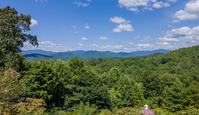 4BR Mountain Retreat with Views & Poker Table