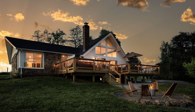 4BR! Mountain View! Hot Tub! Fire Pit. Games. King beds. Sleep 10! Near SNP.