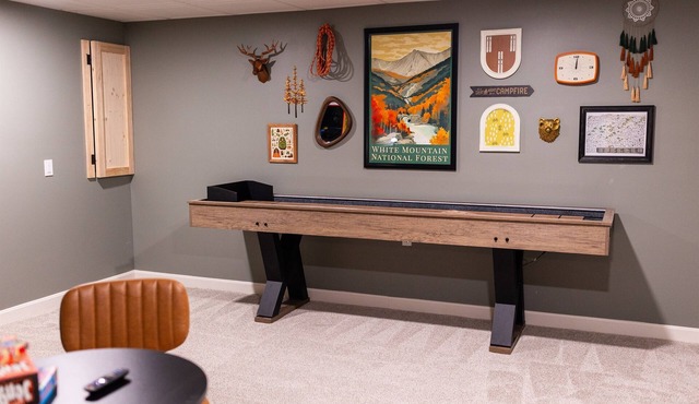 4BR Mtn Retreat w/Hot Tub, Game Rm & 2 Kitchens – 15 Mins to North Conway!