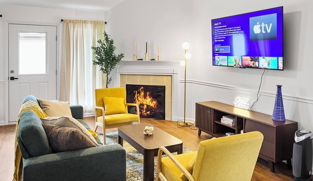 4BR Near Airport - King Bed, Beauty Bar, & Parking