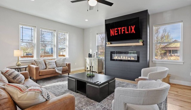 4BR Near Downtown, Game Room, Sauna