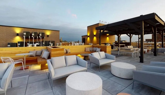 4BR Near downtown w/Rooftop lounge