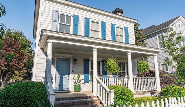 4BR Near Riverview Park Sleeps 8 Masters Ready