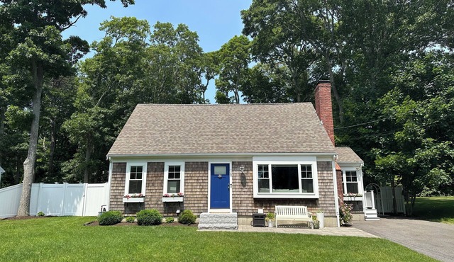 4BR, new basement reno, water views, fenced in yard, community beach access!