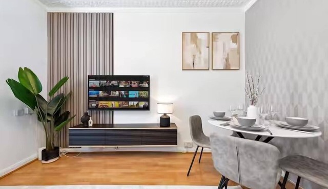 4BR North London | Garden, WiFi, Near Shops