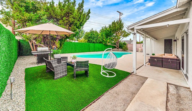 4BR Oasis House W/ Pool & 2 car garage
