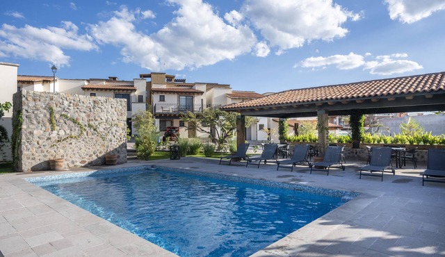 4BR Oasis with Pool & Gym at Nueva Escondida