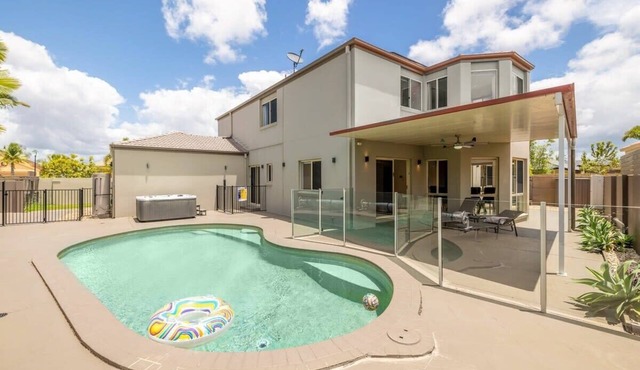 4BR Oasis with Pool, Cinema Room & Office Room