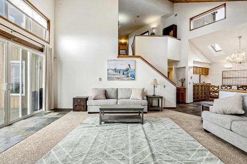 4BR Oceanfront Oasis with Patio, Views and Games