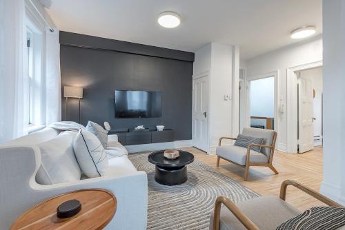4BR Penthouse - Parking - 2 King & 2 Queen