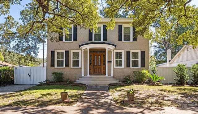 4BR pet-friendly 105 year old home in historic Downtown Georgetown. Oak-lined streets.
