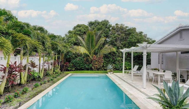 4BR Pool Villa Near Design District | Sleeps 12