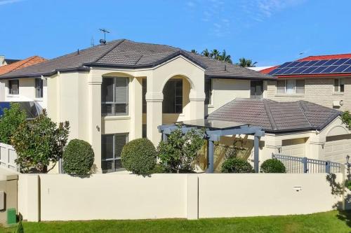 4BR Prestige Suburban Manor - Near Shops & Eats