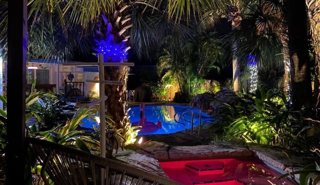 4BR, Private Backyard Oasis/POOL & HotTub(Jacuzzy)