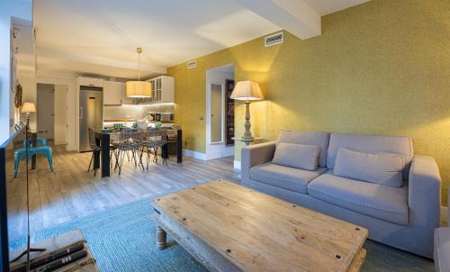 4BR Private Garden - Best Location for Families
