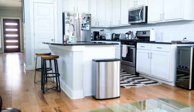 ★ 4BR ★ Private Patio + Garden ★ Near Downtown & ✈