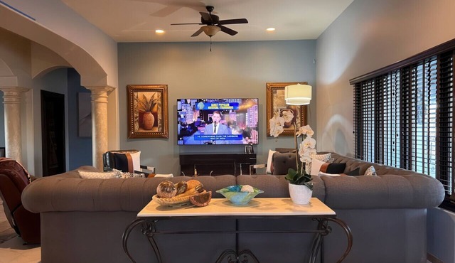 4BR Ranch w/Four Peaks Views, Fireplace, Hot Tub