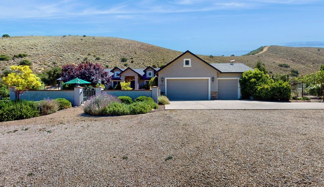 4BR Relaxing Escape w/Pool, Jacuzzi & Views