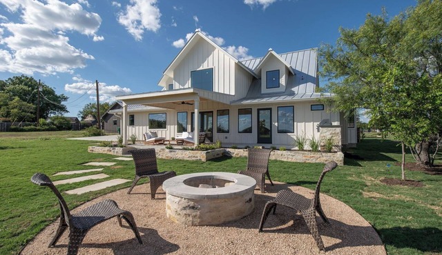 4BR renovated home mins from Lake 3 acres, outdoor kitchen, fire pit, air hockey